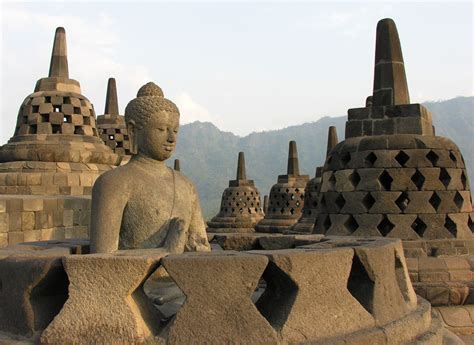 Der Verschwundene Tempel von Borobudur: Eine Analyse der religiösen und politischen Transformationen im 7. Jahrhundert Java